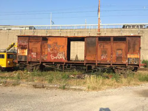 Nella rimessa ferroviaria dove i vagoni sono zeppi di rom e clandestini