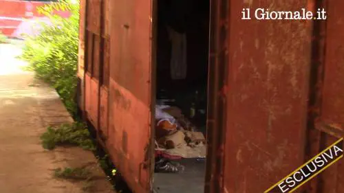 Nei vagoni dei treni dove dormono rom e clandestini