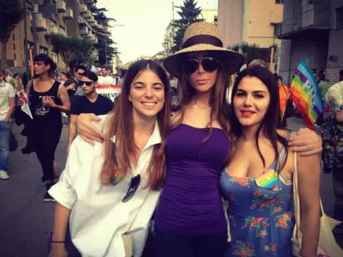 Giulia Innocenzi con Valentina Nappi al gay pride