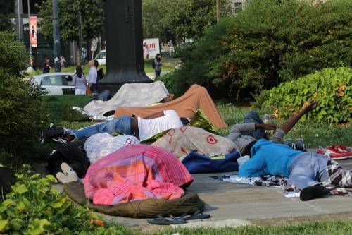 Farsa Pisapia: immigrati portati ​fuori da Centrale