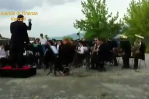 Assente per malattia da sei anni, la professoressa organizzava eventi