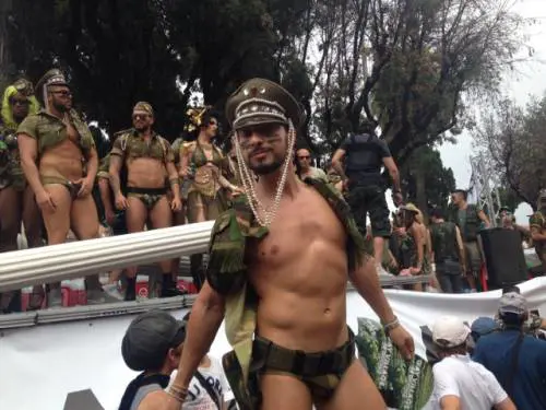 Roma cade a pezzi ma Marino ha voglia di festeggiare al gay pride