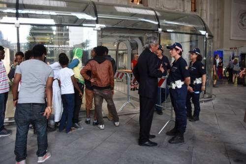 Gli immigrati nei negozi della stazione