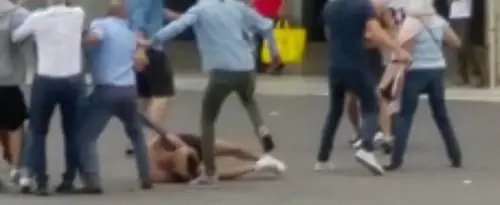 Salva una ragazza dallo stupro e gli immigrati lo accoltellano
