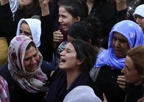 I profughi siriani si ammassano alla frontiera