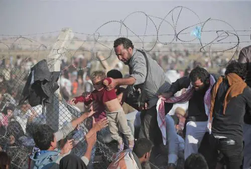 Francia e Gran Bretagna pensano ad attacchi aerei contro l'Isis in Siria