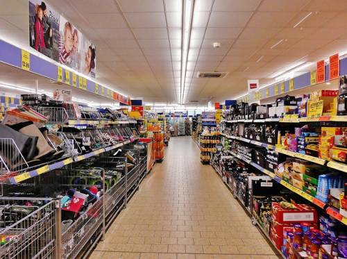 La Russia punisce la Francia, multa salata per i supermercati Auchan