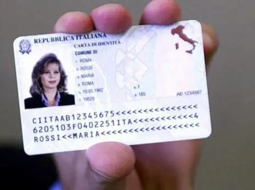 Arriva la carta d'identità elettronica: troppi ritardi, ce l'hanno solo in 300 mila
