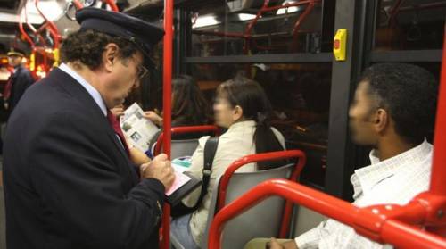 Sul bus senza biglietto: multa un'italiana e non una straniera