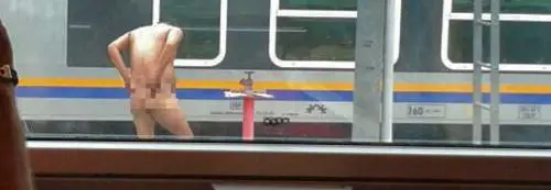 Roma nel degrado: un uomo fa la doccia tra i binari della stazione Termini