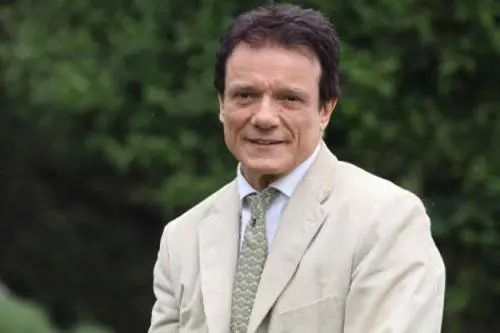 Voleva farsi la Porsche, truffa da 100mila euro per Massimo Ranieri