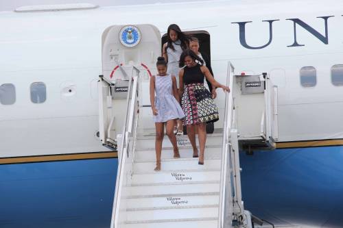 Michelle Obama sbarca a Malpensa con le figlie Sasha e Malia
