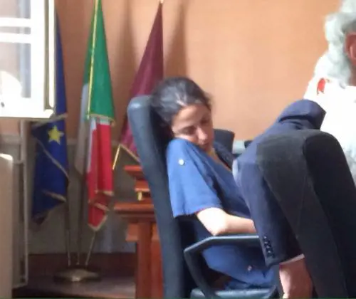 La segretaria di Marino dorme alla riunione per i quartieri allagati