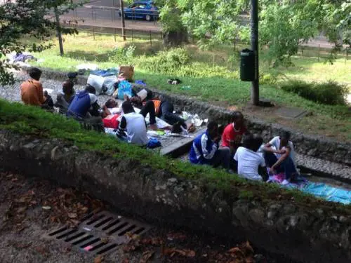 E i migranti cacciati dalla stazione ricompaiono nei giardini del centro