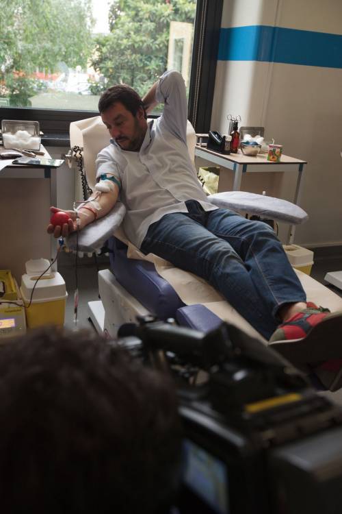 Salvini dona il sangue e una dottoressa lo attacca su Facebook