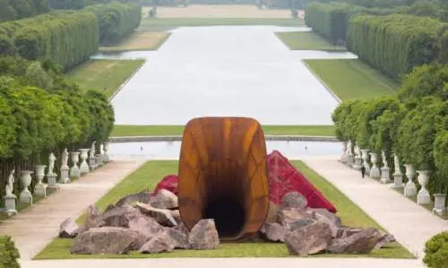 Kapoor sfregiato Se si dissacra l'arte dissacrante