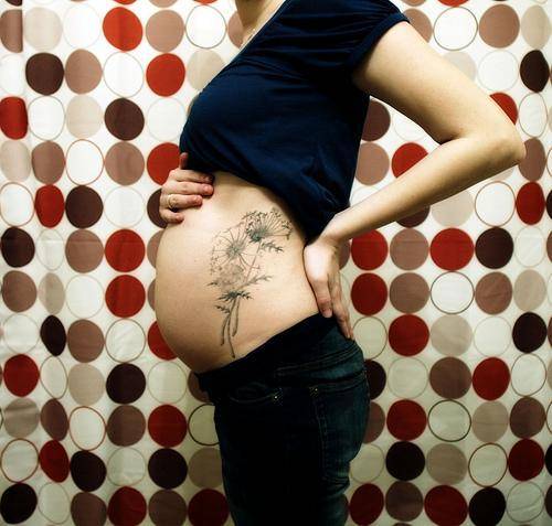 Vietato allattare dopo un tatuaggio: la sentenza choc che fa discutere
