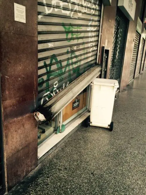 Rom assaltano tabaccheria e portano via sigarette e incasso