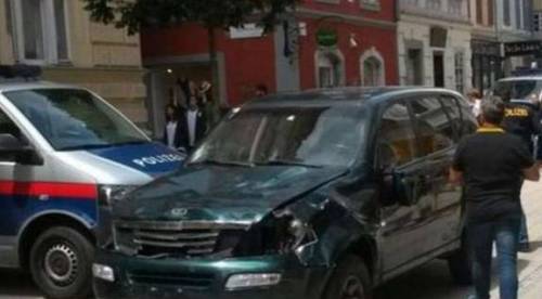 Austria, suv impazzito sulla folla: due morti