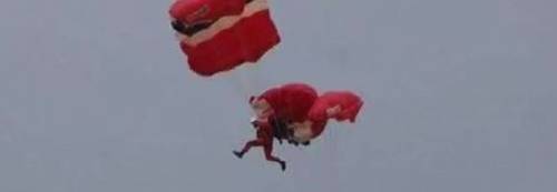 Gb, il paracadute non si apre ma il compagno lo salva in volo