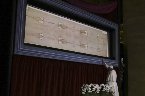 Il Papa in preghiera davanti alla Sindone