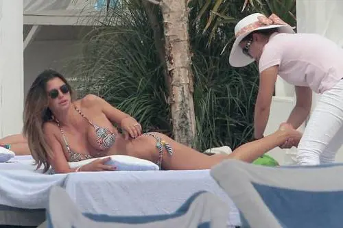 Claudia Galanti super sexy a Forte dei Marmi