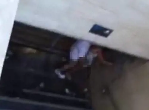 Napoli, coppia fa sesso nel sottopassaggio della metro