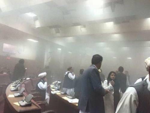 Negli attimi dopo l'esplosione, il fumo invade il parlamento a Kabul