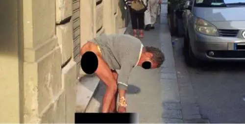 Fare pipì in pubblico non sarà più reato