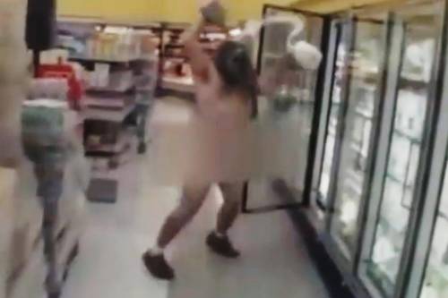 Nudo in un negozio Walmart e si rovescia addosso del latte: arrestato