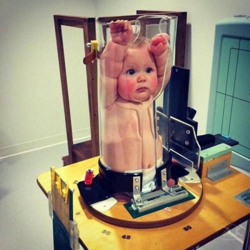 Un bimbo in un tubo di plastica, ma è solo per una radiografia
