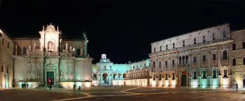 Nudo in piazza Duomo: americano denunciato