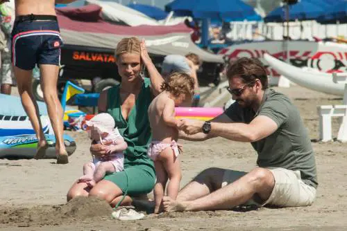 Hunziker e Trussardi in spiaggia con le figlie: uniti dopo voci di crisi