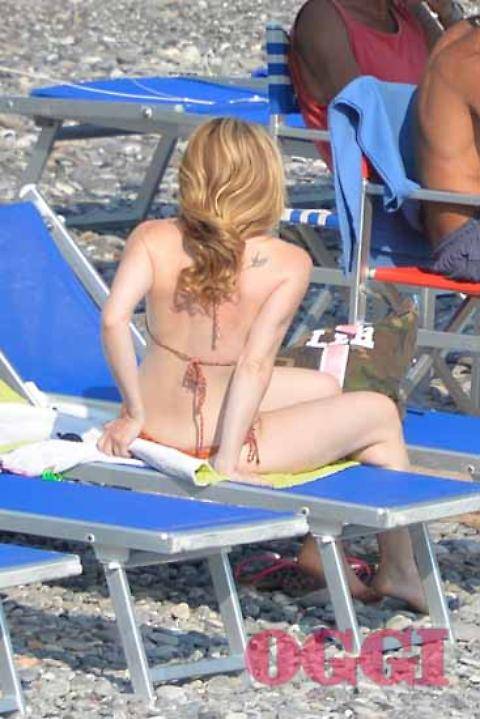 La Meloni in bikini al mare in Liguria