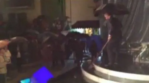 Massimo Giletti, scopa e ombrello per la diretta su Padre Pio