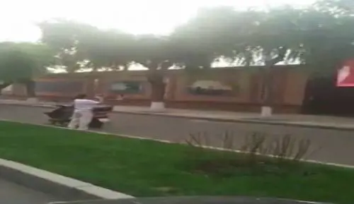 Cina, film a luci rosse su un maxi schermo per strada