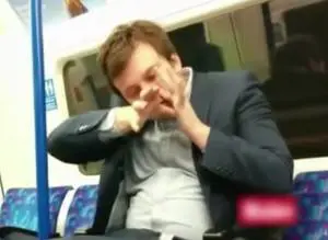 Sniffa cocaina in metropolitana a Londra: "Non diventate mai ricchi"