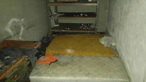 Il degrado di Milano. In via Fava lo stabile occupato da drogati e immigrati