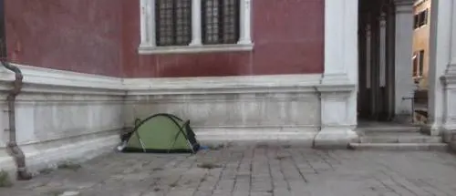 Venezia: i turisti maleducati accampati in tenda