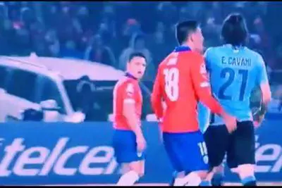 Coppa America: dito nel fondo schiena, Cavani rosso dopo la provocazione di Jara