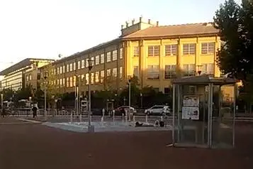 Milano sempre più degradata: immigrato si lava nella fontana