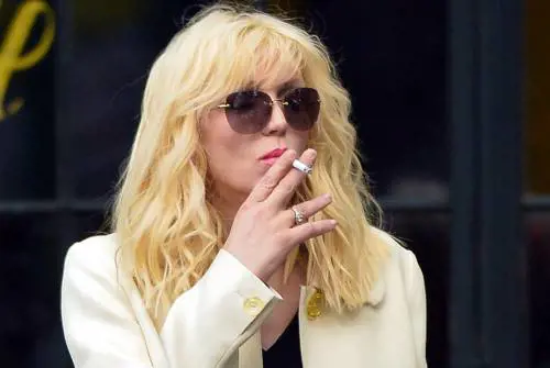 "Hollande, dove c... è la polizia?" Courtney Love assalita dai tassisti