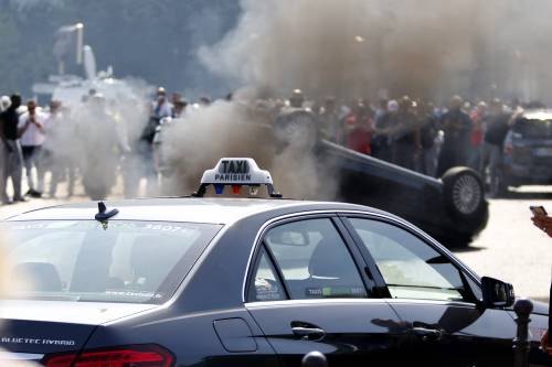 Francia, i tassisti contro Uber: strade bloccate e auto bruciate