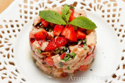 Tartare di salmone con fragole e menta