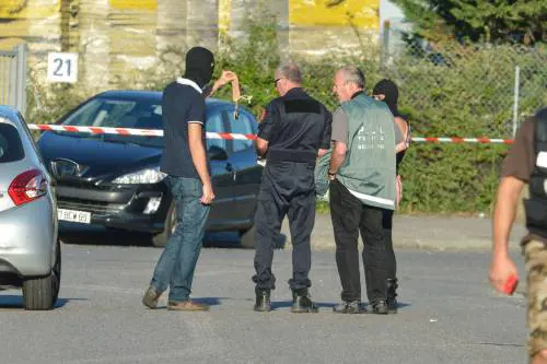 Valls getta la spugna: "La Francia impari a convivere con la minaccia di attentati"