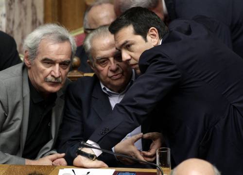Alexis Tsipras con due membri del gabinetto