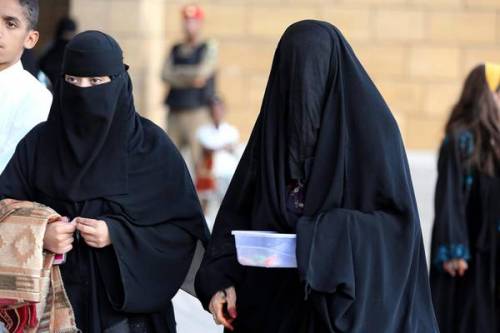 "Islamiche, indossate il burqa: se vi danno la multa pago io"