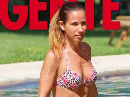 Bossetti va a processo e la moglie si fa fotografare in piscina