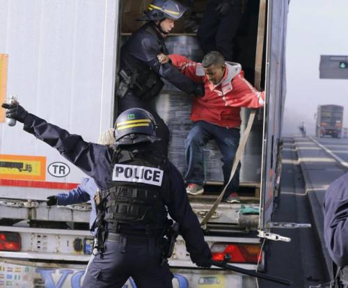 Immigrati, a Calais in 150 assaltano il tunnel della Manica