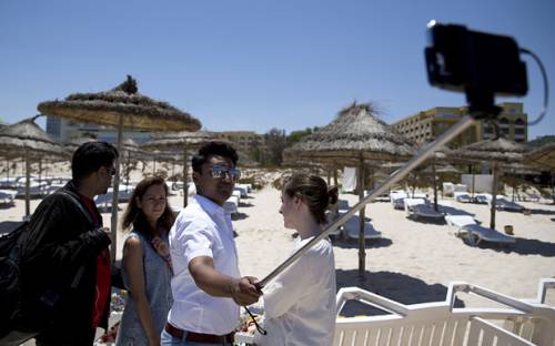 Selfie sulla spiaggia di Sousse, il politico inglese si difende: "Omaggio alle vittime"
